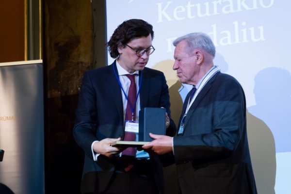 Trims žinomiems teisininkams – garbingi apdovanojimai
