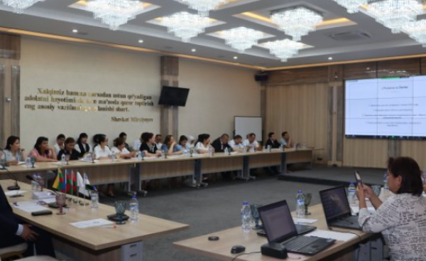 SU KOLEGOMIS IŠ UZBEKIJOS DALINTASI NUOTOLINIO NOTARIATO PATIRTIMI