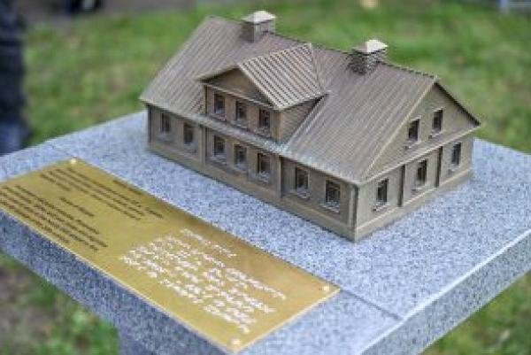 Panevėžyje įamžintas notarų Moigių atminimas: į miesto erdvę sugrįžo neišlikęs istorinis pastatas